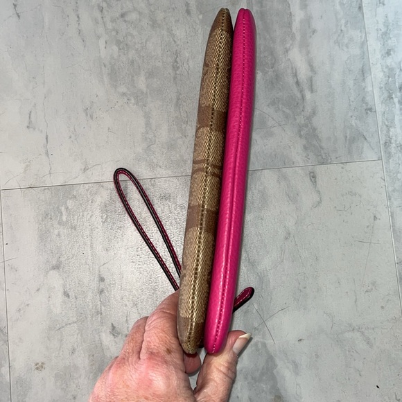 Coach Double zip wristlet large Signature C brown/tan front,fuchsia accents/back - Picture 12 of 17